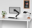 Zwarte monitorarm aan een bureau met een monitor, toetsenbord en muis. Bureau-opstelling.