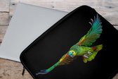 Laptophoes 15.6 inch - Papegaai - Vogel - Veren - Laptop sleeve - Binnenmaat 39,5x29,5 cm - Zwarte achterkant