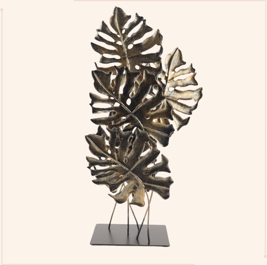 Gouden Monstera bladeren sculptuur op zwarte standaard, 57.5 cm hoog.