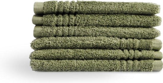 Pile de six gants de toilette vert pâle avec un motif côtelé aux extrémités, sur fond blanc.