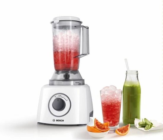 Witte Bosch keukenmachine met blenderkan, glas met rood crushed ice, flesje groen sap en sinaasappelschijfjes.