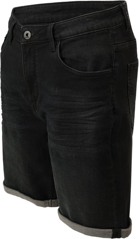 Een zwarte jeansshort met omgeslagen broekspijpen, zichtbaar van de voorkant met een knoopsluiting.