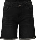 Donkergrijze denim shorts met opgerolde zoom, op zwarte achtergrond.
