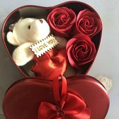Allernieuwste.nl® SET Liefdevolle Rozenbeer en Zeep-rozen: Het Perfecte Geschenk voor Iedere geliefde - Valentijn - 3 Badrozen / Beertje / Rood Hart - SET