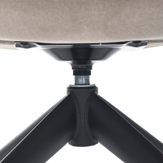 Close-up van het centrale mechanisme en de zwarte poten van een zandkleurige fauteuil.