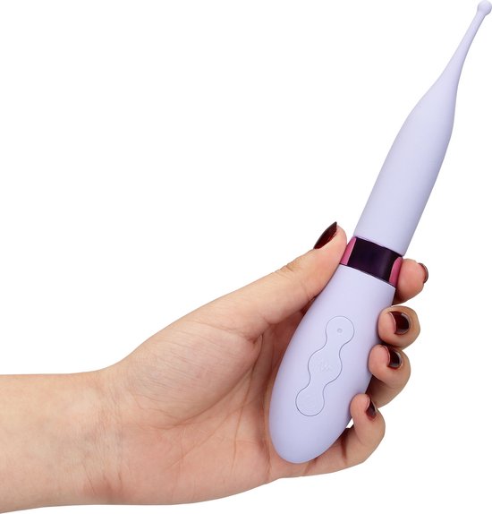 Hand met donkere nagellak houdt een paarse vibrator met siliconen punt.