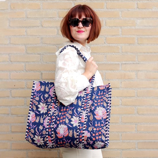 Quilted shopper donkerblauw met bloemen - katoenen grote tas met print - doorgestikte schoudertas - reversible - donkerblauw