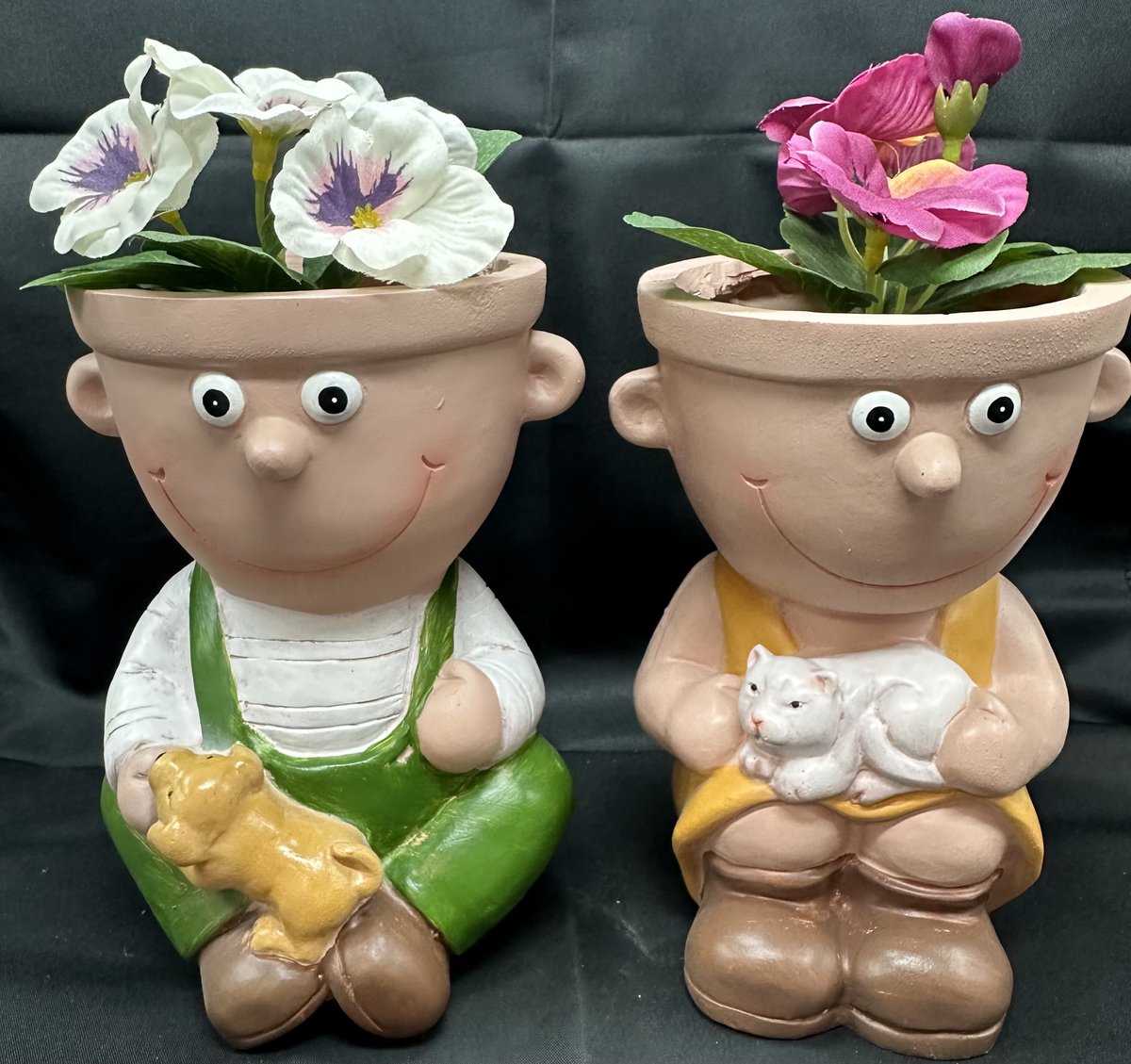 Decoratieve bloempotten "Jongen en Meisje" van polyresin - Set van 2 stuks - hond & kat - meerkleurig - hoogte 17x15xdia 10 cm - exclusief plantjes - Woonaccessoires - Tuinaccessoires - Tuindecoraties