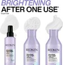 Spray pré-traitement, shampooing et après-shampooing Redken Blondage High Bright. Textures de produit affichées.