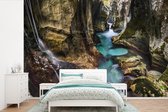 Behang - Fotobehang Turquoise riviertje in een kloof in het Nationaal park Triglav in Slovenië - Breedte 390 cm x hoogte 260 cm