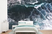 Behang - Fotobehang Luchtfoto van woeste golven in de zee - Breedte 330 cm x hoogte 220 cm
