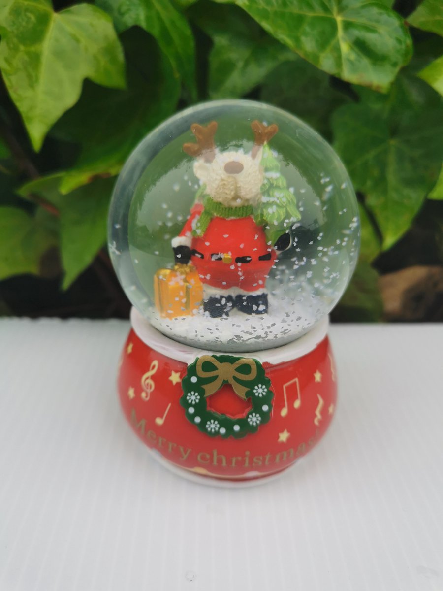 sneeuwbol met eland die spar en pakje bij heeft op rode voet met kerstkrans Ø6.5cmx9cm