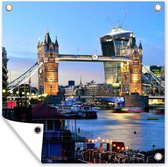 Tuinposters De verlichte Tower Bridge in Londen - 50x50 cm - Tuindoek - Buitenposter