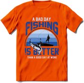 A Bad Day Fishing - Vissen T-Shirt | Blauw | Grappig Verjaardag Vis Hobby Cadeau Shirt | Dames - Heren - Unisex | Tshirt Hengelsport Kleding Kado - Oranje - XXL