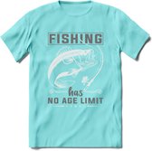 Fishing Has No Age Limit - Vissen T-Shirt | Grijs | Grappig Verjaardag Vis Hobby Cadeau Shirt | Dames - Heren - Unisex | Tshirt Hengelsport Kleding Kado - Licht Blauw - L