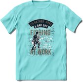 A bad Day Fishing - Vissen T-Shirt | Grijs | Grappig Verjaardag Vis Hobby Cadeau Shirt | Dames - Heren - Unisex | Tshirt Hengelsport Kleding Kado - Licht Blauw - XXL