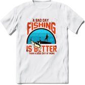 A Bad Day Fishing - Vissen T-Shirt | Oranje | Grappig Verjaardag Vis Hobby Cadeau Shirt | Dames - Heren - Unisex | Tshirt Hengelsport Kleding Kado - Wit - S