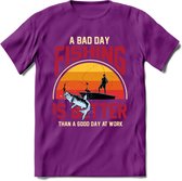 A Bad Day Fishing - Vissen T-Shirt | Grappig Verjaardag Vis Hobby Cadeau Shirt | Dames - Heren - Unisex | Tshirt Hengelsport Kleding Kado - Paars - M