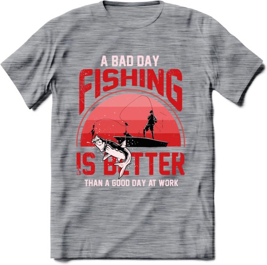 A Bad Day Fishing - Vissen T-Shirt | Rood | Grappig Verjaardag Vis Hobby Cadeau Shirt | Dames - Heren - Unisex | Tshirt Hengelsport Kleding Kado - Donker Grijs - Gemaleerd - XXL
