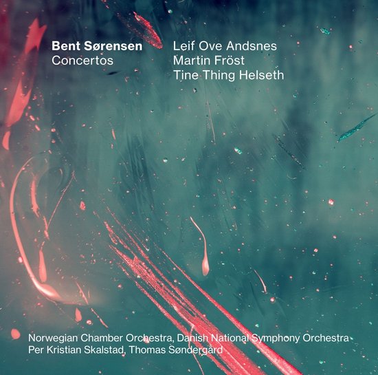 Abstracte, donkergroene achtergrond met rode verfspatten en de tekst 'Bent Sørensen Concertos Leif Ove Andsnes Martin Fröst Tine Thing Helseth'