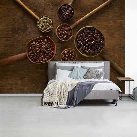 Papier peint photo vinyle - Cuillères en bois avec grains de café sur fond marron largeur 400 cm x hauteur 300 cm - Tirage photo sur papier peint (disponible en 7 tailles)