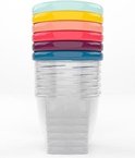 Stapel van zeven transparante bewaarbakjes met gekleurde deksels: blauw, paars, rood, roze, geel en turkoois.