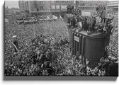 Walljar - Feyenoord supporters '70 - Muurdecoratie - Canvas schilderij - Feyenoord voetbal - Feyenoord Artikelen - Rotterdam - Feyenoord Poster - Voetbal - Feyenoord elftal - De Kuip - Rotterdam Poster - Stadhuisplein - Feyenoord Huldiging