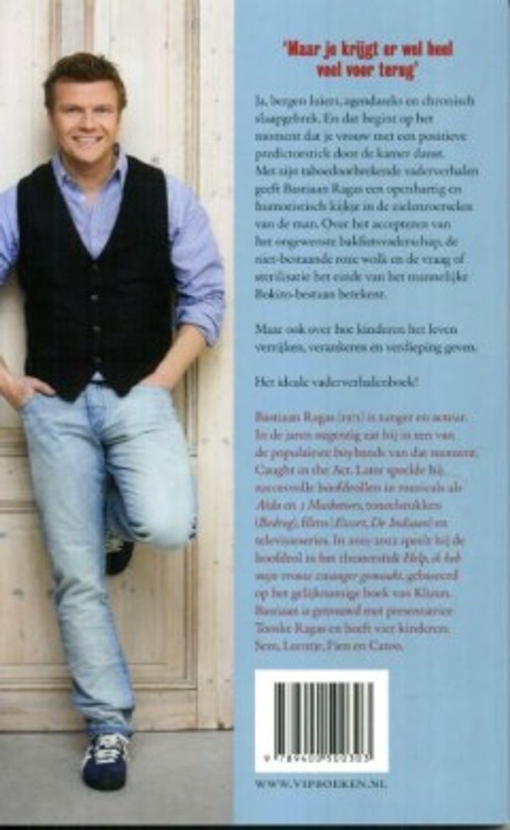 Een man met een blauw overhemd, zwart vest en spijkerbroek leunt tegen een deur. Titel: Maar je krijgt er wel heel veel voor terug.
