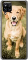 Geschikt voor Samsung Galaxy A12 hoesje - Een portret van een Golden Retriever puppy in de tuin - Siliconen Telefoonhoesje