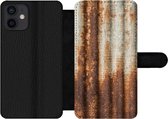 Bookcase Geschikt voor iPhone 12 telefoonhoesje - Roest print - Golfplaten - IJzer - Met vakjes - Wallet case met magneetsluiting