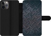 Bookcase Geschikt voor iPhone 11 Pro Max telefoonhoesje - Roest print - Metaal - Plaat - Met vakjes - Wallet case met magneetsluiting