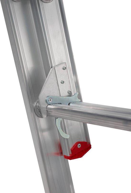 Detail van een scharnier en vergrendeling op een aluminium reformladder met rode trapper.