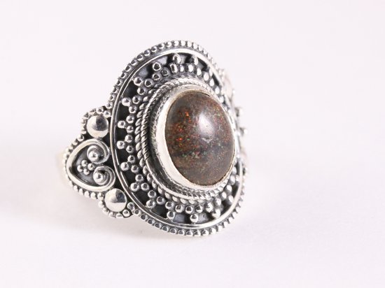 Bewerkte zilveren ring met Hondurese zwarte opaal - maat 17.5