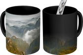 Magische Mok - Foto op Warmte Mok - Mount Huangshan - Wolken - Bergketen - 350 ML - Uitdeelcadeautjes