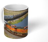 Mok - Koffiemok - Een oranje gekleurde trein - Mokken - 350 ML - Beker - Koffiemokken - Theemok