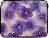 Laptophoes 15 inch 38x29 cm - Viool - Macbook & Laptop sleeve Groep paarse viooltjes - Laptop hoes met foto
