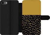 Bookcase Geschikt voor iPhone SE 2020 telefoonhoesje - Stippen - Okergeel - Zwart - Met vakjes - Wallet case met magneetsluiting