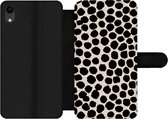 Bookcase Geschikt voor iPhone XR telefoonhoesje - Stippen - Zwart - Beige - Met vakjes - Wallet case met magneetsluiting