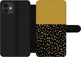Bookcase Geschikt voor iPhone 12 Pro telefoonhoesje - Stippen - Okergeel - Zwart - Met vakjes - Wallet case met magneetsluiting