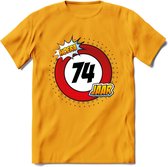 74 Jaar Hoera Verkeersbord T-Shirt | Grappig Verjaardag Cadeau | Dames - Heren | - Geel - 3XL