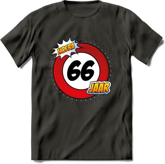 66 Jaar Hoera Verkeersbord T-Shirt | Grappig Verjaardag Cadeau | Dames - Heren | - Donker Grijs - S