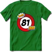 81 Jaar Hoera Verkeersbord T-Shirt | Grappig Verjaardag Cadeau | Dames - Heren | - Donker Groen - M