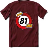 81 Jaar Hoera Verkeersbord T-Shirt | Grappig Verjaardag Cadeau | Dames - Heren | - Burgundy - XXL