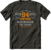 94 Jaar Legend T-Shirt | Goud - Zilver | Grappig Verjaardag Cadeau | Dames - Heren | - Donker Grijs - M