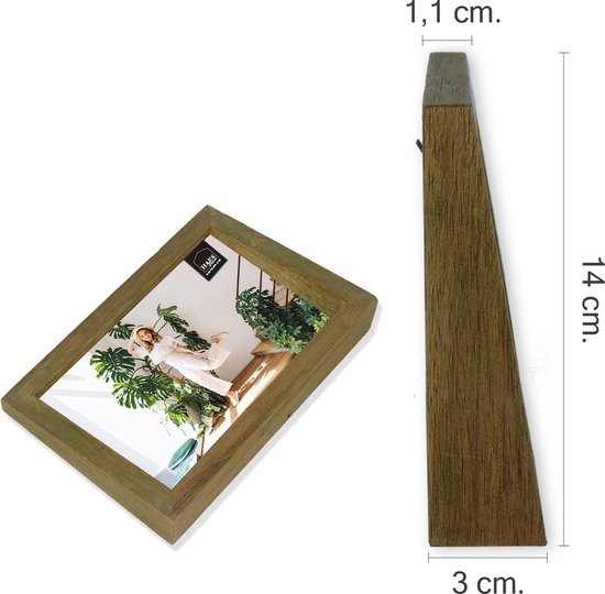 Houten fotolijst met rustieke bruine afwerking, 14 cm hoog, 3 cm diep, 1,1 cm breed. Bevat een foto van een vrouw met hoed.