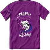 Cool People Do Fishing - Vissen T-Shirt | Donker Blauw | Grappig Verjaardag Vis Hobby Cadeau Shirt | Dames - Heren - Unisex | Tshirt Hengelsport Kleding Kado - Paars - M