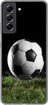 Geschikt voor Samsung Galaxy S21 FE hoesje - Voetbal in het gras - Siliconen Telefoonhoesje