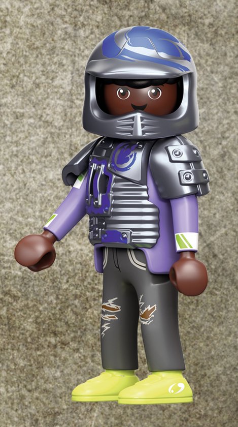 Playmobil figuur met helm, paars jack, grijze broek met scheuren, en gele schoenen.