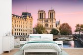 Behang - Fotobehang Paarse lucht over de Notre Dame in Parijs - Breedte 330 cm x hoogte 220 cm