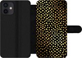 Bookcase Geschikt voor iPhone 12 telefoonhoesje - Stippen - Goud - Zwart - Met vakjes - Wallet case met magneetsluiting